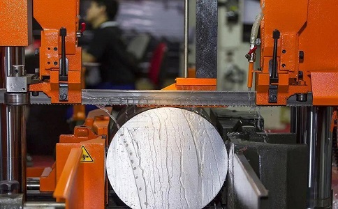 新兴立式金属带锯床切削出现跑带故障解决方法！